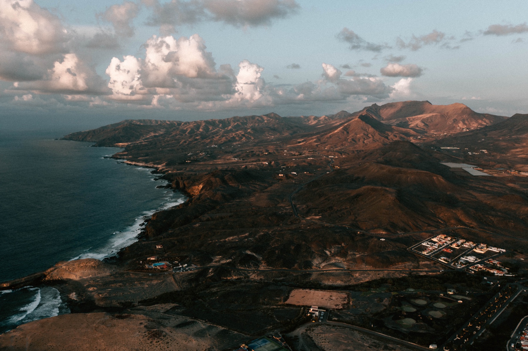Drohnenaufnahme einer Küstenlandschaft auf Fuerteventura