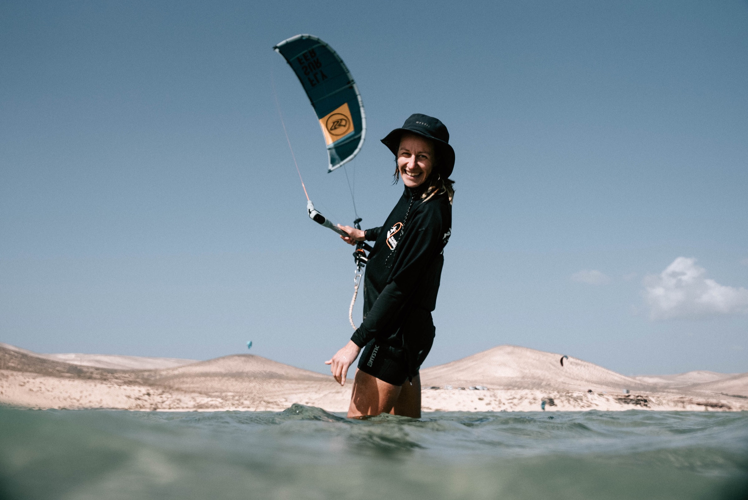 Kitesurfer mit Wasserspray