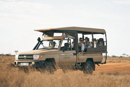 Privater Safari-Land-Cruiser im Tsavo East