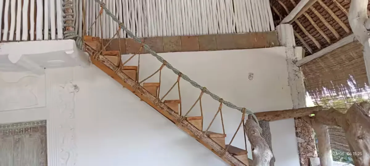 Treppenaufgang im natürlichen Stil der Villa