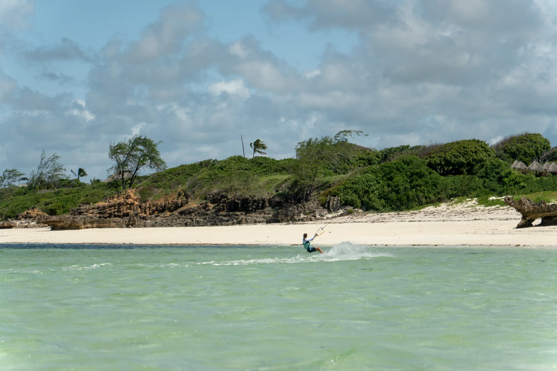 Kitesurfer im türkisen Flachwasser von Watamu